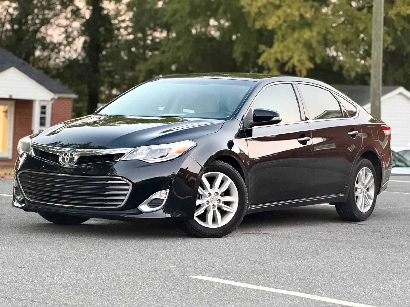Used 2015 Toyota Avalon XLE FWD image 2