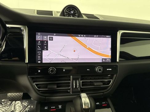 Certified 2024 Porsche Macan AWD/4WD image 26
