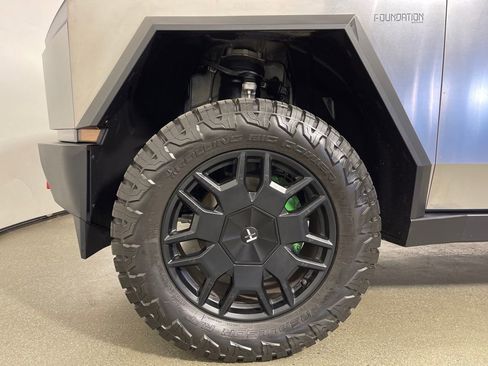 Used 2024 Tesla Cybertruck AWD Crew Cab image 11