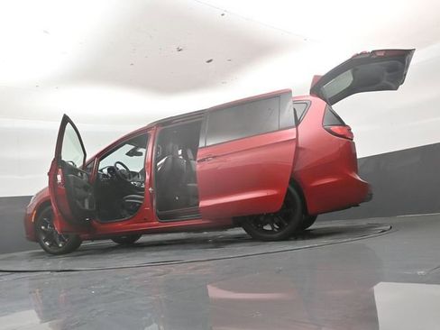 Used 2025 Chrysler Pacifica Limited FWD image 56