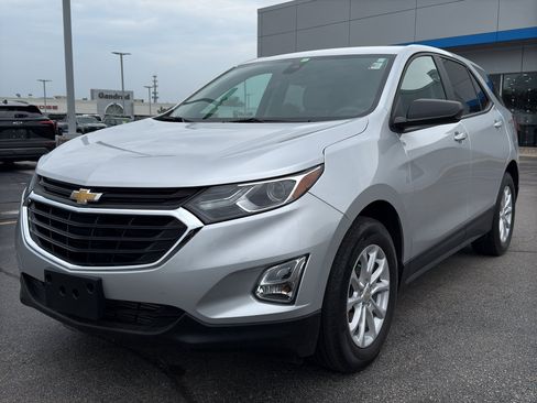 Used 2021 Chevrolet Equinox LS w/ LS Convenience Package FWD image 2
