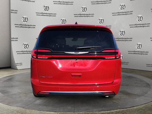 New 2026 Chrysler Pacifica Select image 4