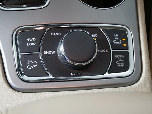 Used 2020 Jeep Grand Cherokee Overland image 30