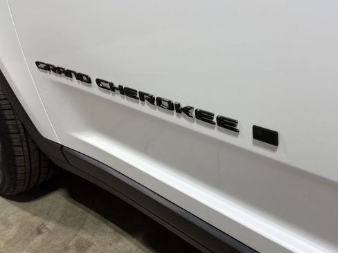 Used 2023 Jeep Grand Cherokee L Limited w/ Black Appearance Package image 28