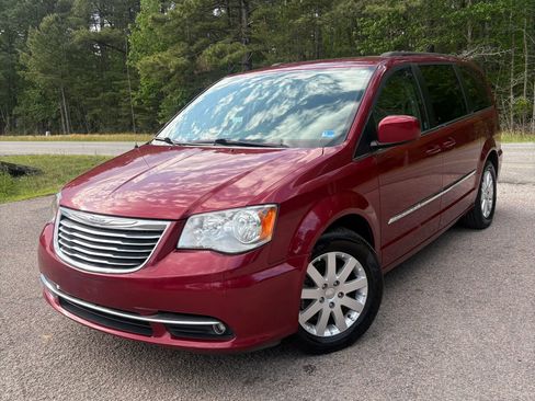 Used 2016 Chrysler Town & Country Touring FWD image 2