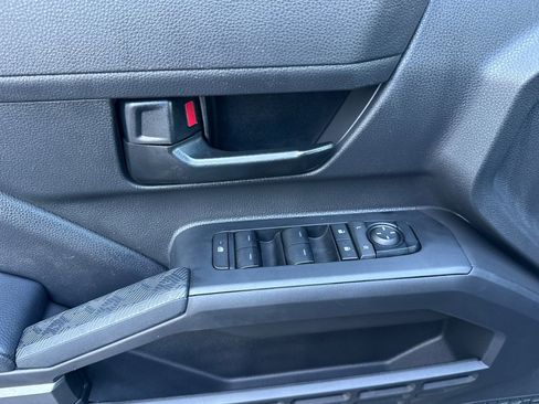 Certified 2024 Toyota Tacoma SR5 AWD/4WD image 11