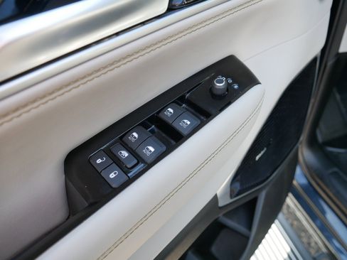 Certified 2024 Jeep Wagoneer Series III w/ Premium Group I AWD/4WD image 19