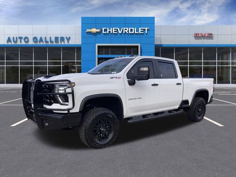Used 2025 Chevrolet Silverado 2500 ZR2 w/ Technology Package image 2