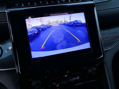 Used 2023 Jeep Grand Cherokee L Laredo image 18