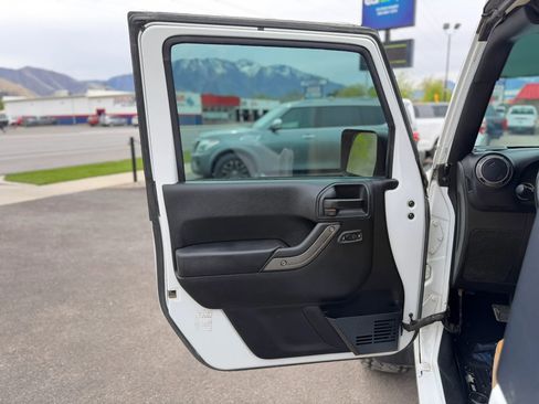 Used 2018 Jeep Wrangler Sport AWD/4WD image 32
