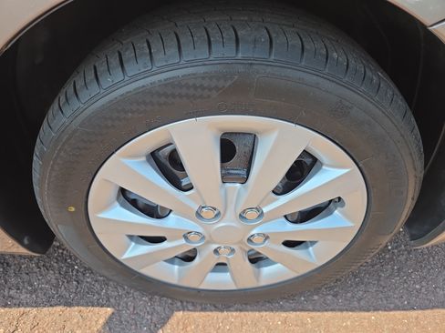 Used 2011 Hyundai Elantra GLS FWD image 9