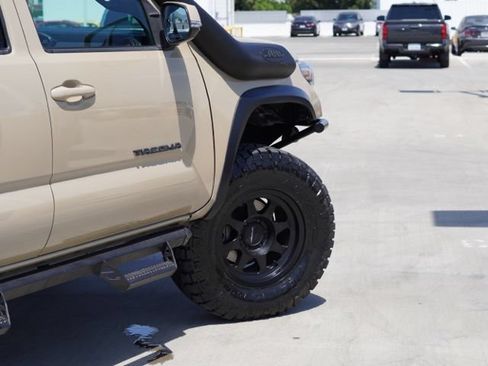 Used 2019 Toyota Tacoma TRD Off-Road w/ Technology Package AWD/4WD image 13