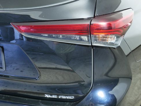 Used 2021 Toyota Highlander XLE image 17