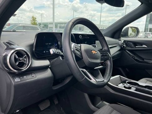 Used 2026 Chevrolet Equinox LT FWD image 9