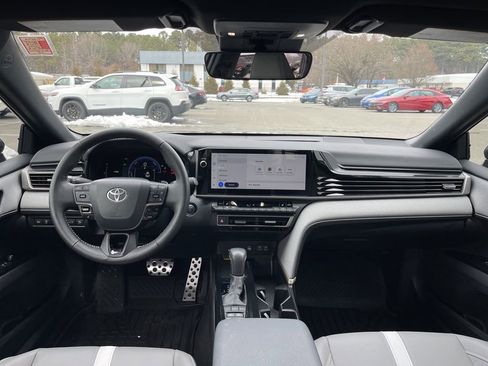 Used 2025 Toyota Camry SE image 8