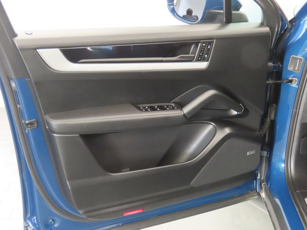 Certified 2025 Porsche Cayenne S AWD/4WD image 35