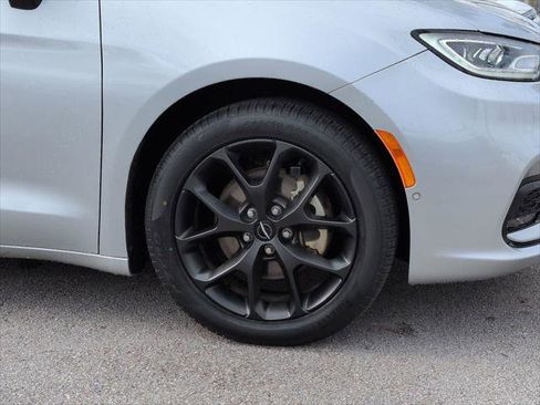 Certified 2024 Chrysler Pacifica Touring-L w/ S Appearance Package image 11