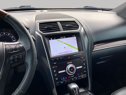 Used 2019 Ford Explorer Platinum AWD/4WD image 7