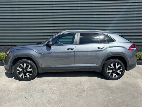 Used 2022 Volkswagen Atlas Cross Sport SE image 2