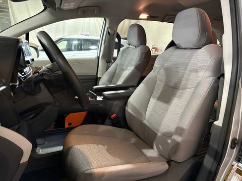 Used 2021 Toyota Sienna LE image 5