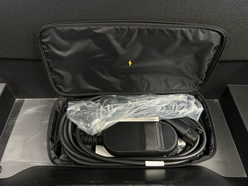 Used 2023 Rivian R1S Adventure image 42