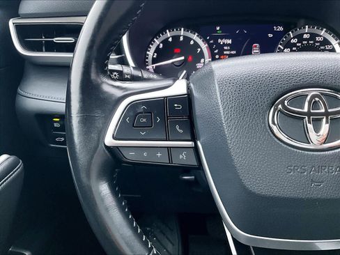 Used 2022 Toyota Highlander XLE image 23