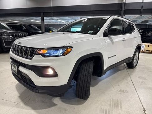Used 2024 Jeep Compass Latitude AWD/4WD image 3