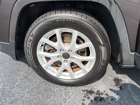 Used 2016 Jeep Cherokee Latitude FWD image 35