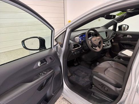 New 2026 Chrysler Pacifica Select image 5