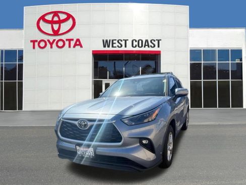Used 2023 Toyota Highlander LE FWD image 1