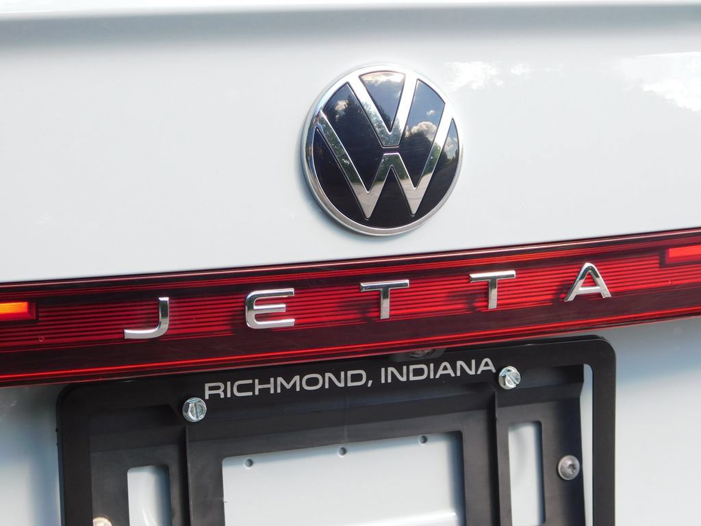 Used 2025 Volkswagen Jetta SE FWD image 34