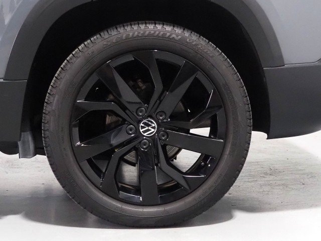Used 2023 Volkswagen Taos SE w/ Sunroof Package w/ Panoramic Sunroof Package FWD image 36