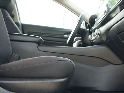 Used 2024 Nissan Altima 2.5 SV FWD image 29
