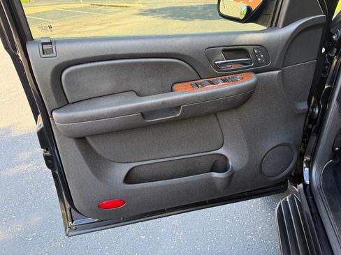 Used 2007 GMC Yukon XL SLT w/ SLT Preferred Equipment Group image 7