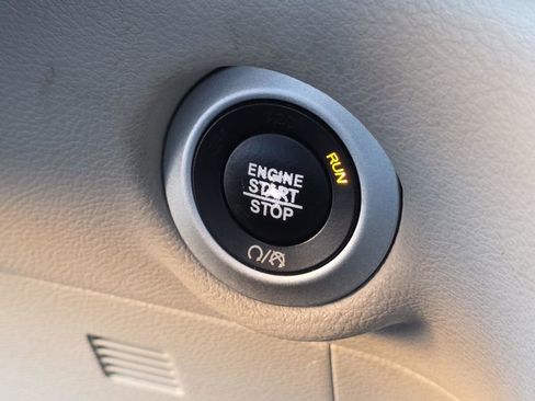 Used 2019 Chrysler Pacifica Touring-L image 21