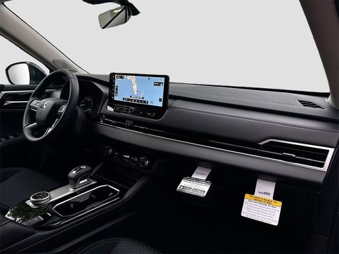 New 2025 Mitsubishi Outlander ES image 30
