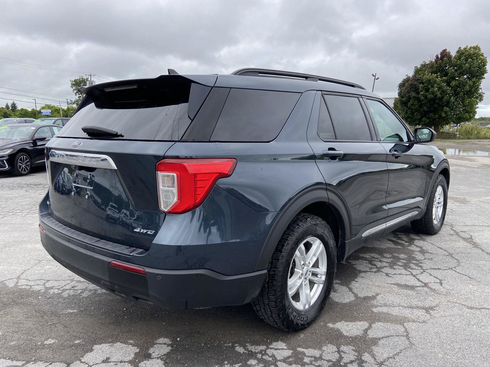 Used 2023 Ford Explorer XLT AWD/4WD image 8