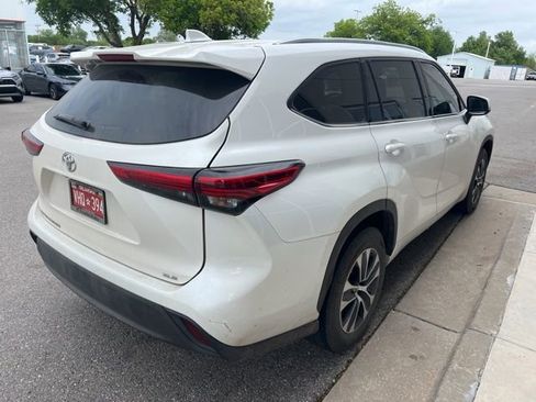 Used 2020 Toyota Highlander XLE image 4