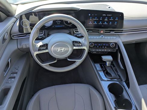 Used 2025 Hyundai Elantra SEL image 25