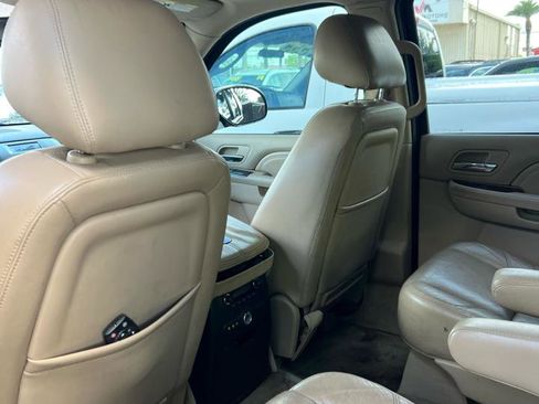 Used 2010 Cadillac Escalade Premium RWD image 5