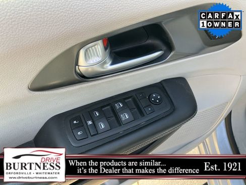 Used 2024 Chrysler Pacifica Touring-L FWD image 53