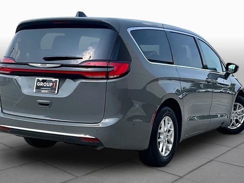 Used 2025 Chrysler Pacifica Select FWD image 12
