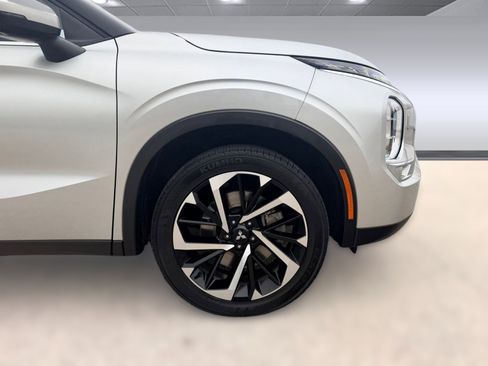 Used 2024 Mitsubishi Outlander SE image 9