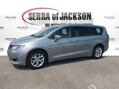Used 2020 Chrysler Pacifica Touring w/ Tire & Wheel Group FWD image 4