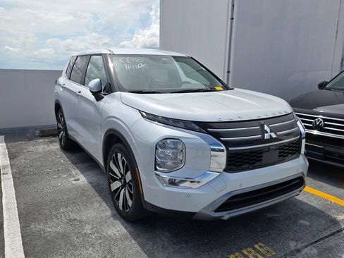 Used 2025 Mitsubishi Outlander SE FWD image 4