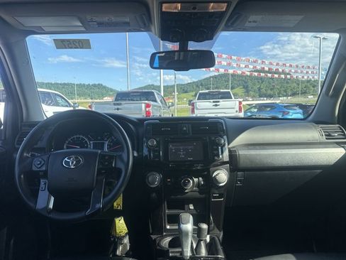 Used 2018 Toyota 4Runner TRD Off-Road Premium AWD/4WD image 15