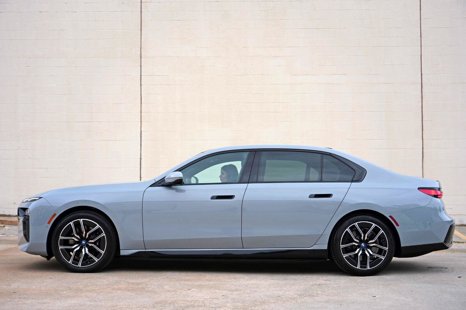 Used 2023 BMW i7 xDrive60 w/ Parking Assistance Package AWD/4WD image 9