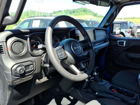 Used 2025 Jeep Wrangler Unlimited Rubicon AWD/4WD image 13