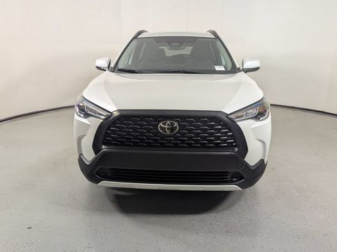 Used 2024 Toyota Corolla Cross LE FWD image 2