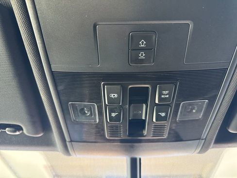 Used 2020 Volkswagen Atlas Cross Sport SE w/ Panoramic Sunroof Package image 18